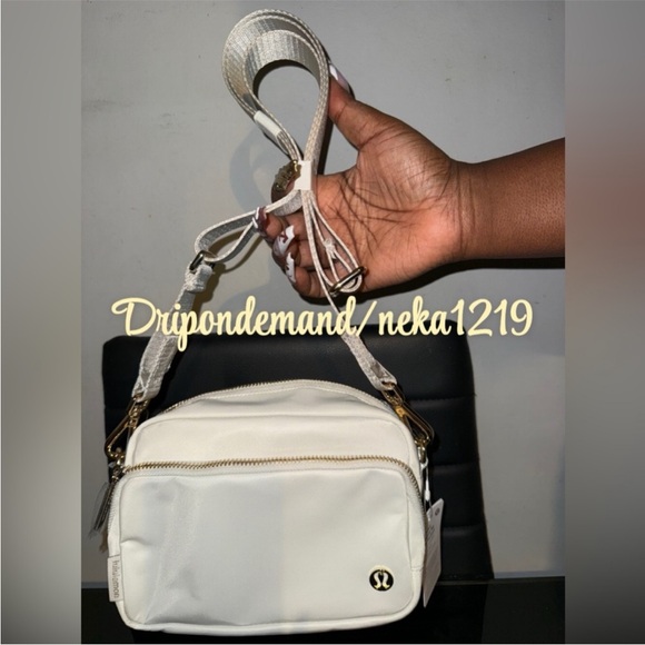 Lululemon Everywhere Crossbody Bag 2L Metal Hardware- Light Ivory/Gold - Picture 3 of 7